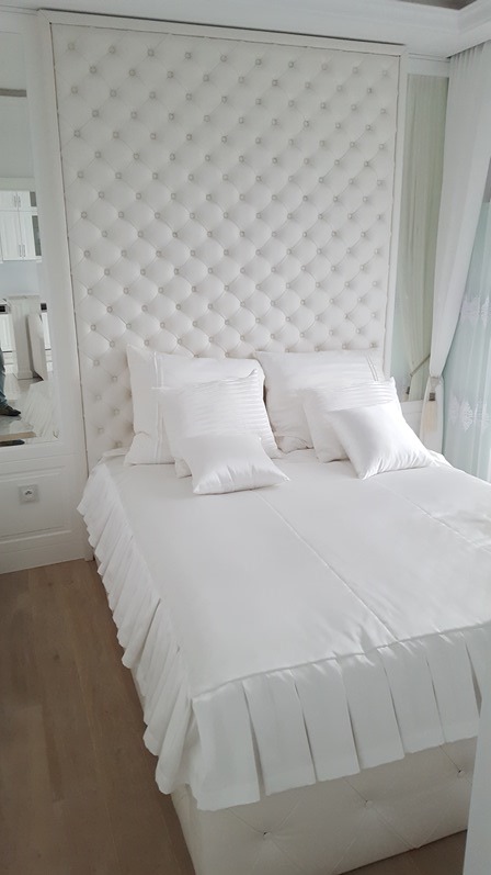 ekskluzywne łóżko z tapicerowana ściana